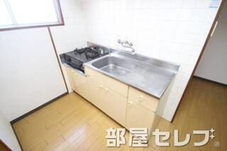 段落ちキッチン。