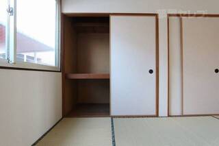玄関側和室の収納