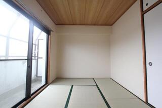 ゆっくりとくつろげる和室です。