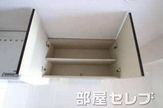 キッチン上部収納。