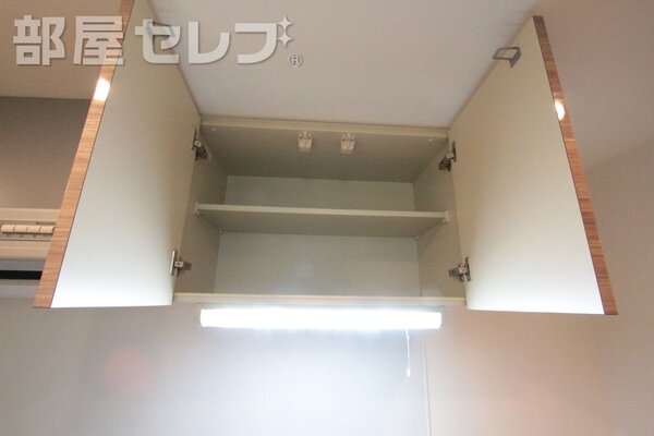 電気つけると、明るいですね。(イメージ写真)