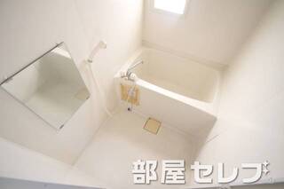 お風呂には小窓があります。