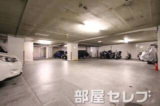 屋内の駐車場完備しています。