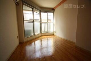窓が多いお部屋です