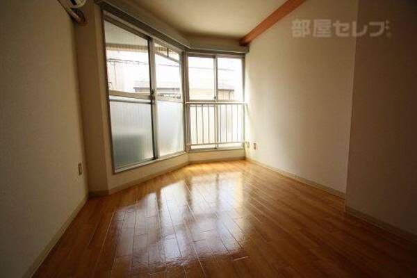 窓が多いお部屋です