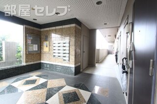 広い屋根付きの駐輪場には、バイクも置けます。