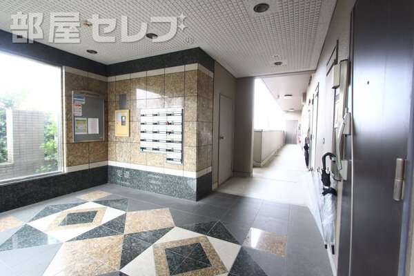 広い屋根付きの駐輪場には、バイクも置けます。