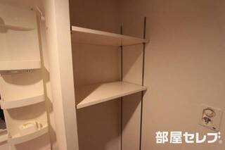 洗面所には棚があります。