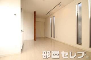 白基調でオシャレな窓枠がポイントです。