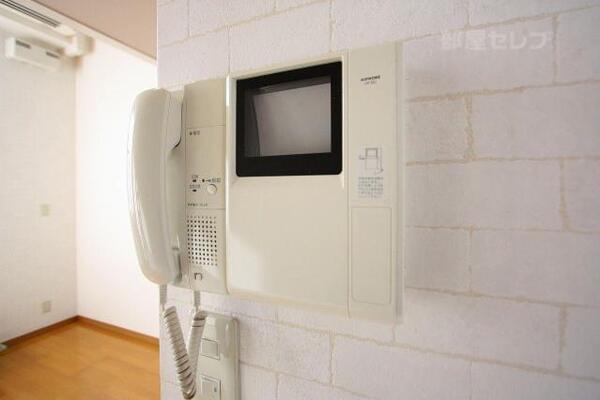 テレビモニターホンで来客の確認ができます。