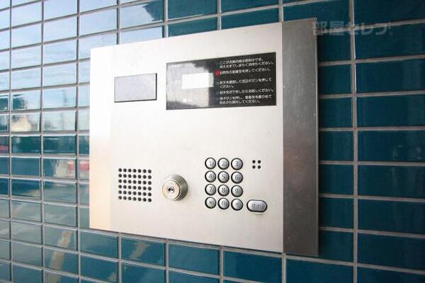 エントランスにはオートロックがあります。