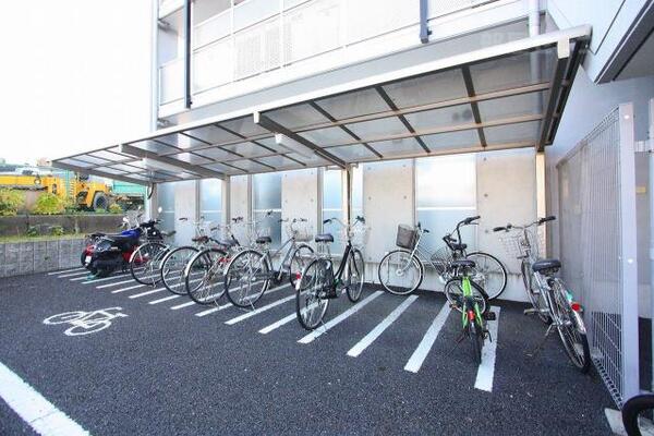 屋根付きの駐輪場です。