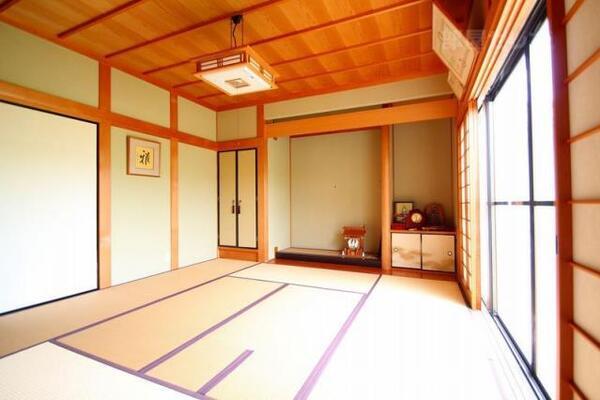 北側の和室です。炉があって茶道もできますよ。