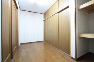 建物の中心には大きな納戸があります。