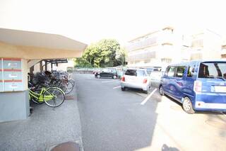 敷地内駐車場。