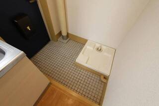 室内に洗濯機置き場あります。
