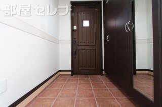 玄関も広いくお洒落に演出。