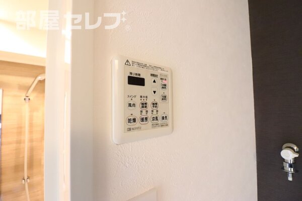廊下のパーテーションには鏡を採用