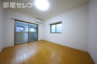 洋室8.3帖のちょっと広めの居室です。