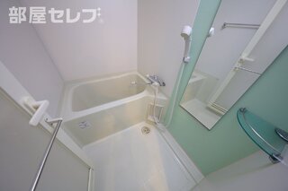 鏡・シャワー付きのお風呂場です。