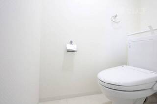 お風呂は壁もオシャレ！大きめの鏡も嬉しいですね
