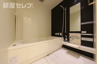間接照明とマイクロバブルバスがお洒落なバスルームを演出してくれます。