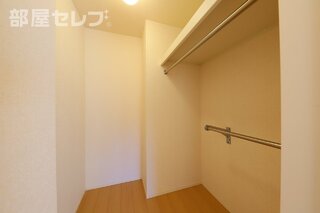 ポールハンガーが上下２本ついております。