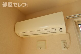 少し大きなエアコンがついております。