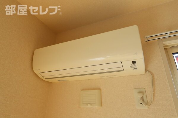 少し大きなエアコンがついております。
