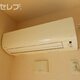 少し大きなエアコンがついております。
