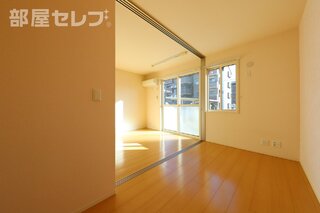 ベットルームにもテレビ置けます。