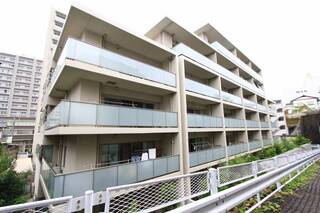 外観も分譲らしい建物です。
