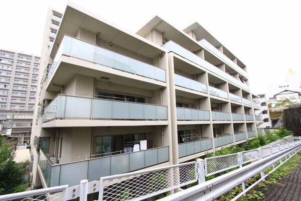 外観も分譲らしい建物です。