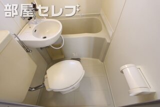 バスルームに窓が付いております。