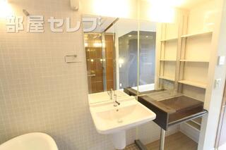 トイレで考え事でも。