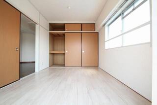 窓付きの明るい洋室で読書でもいかが。