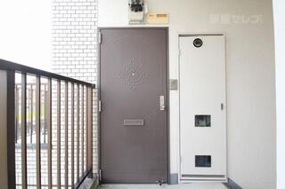 デザイン入りのオシャレなドア。