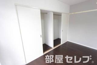 広い収納の内分はハンガーポールもついています。
