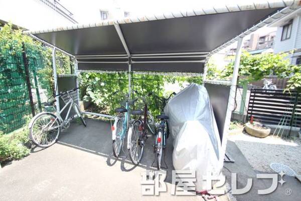屋根付きの駐輪場です。