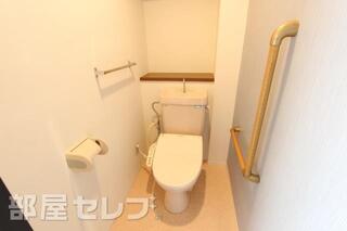 温水洗浄便座や手すりも付いてます。