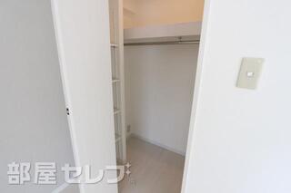 ウォークインクローゼットになっており、中には収納棚もあります。