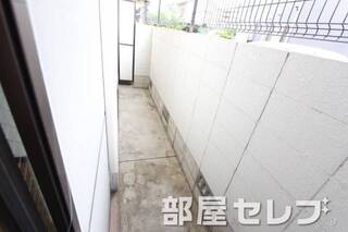 明るいバルコニーです。