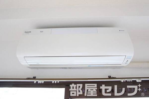 真っ白エアコンです。