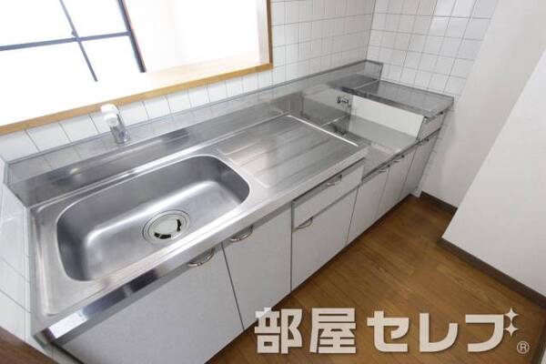 段落ちキッチン。
