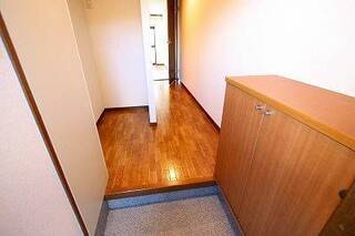 玄関から洋室へ