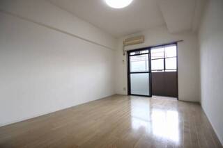 広ーい使い勝手の良い8帖のお部屋です。
