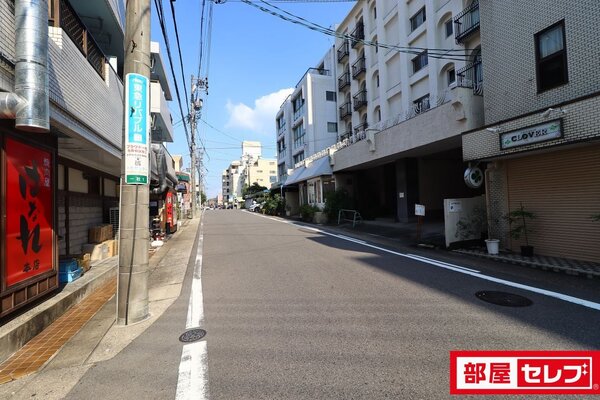 螺旋階段をのぼってくださいね。（401号室）