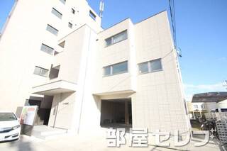 3階建てのアパート。