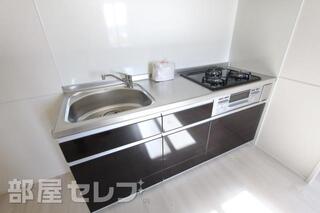 3口のコンロとシングルレバーの水栓があるキッチンです。