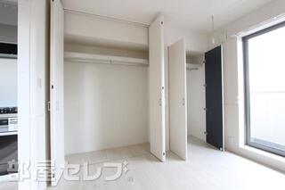 広々としたクローゼット。